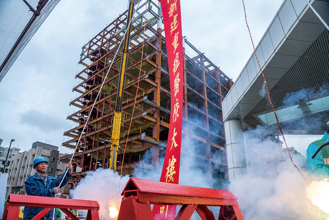 重症大樓上樑儀式除展現施工團隊的向心力更預示著三總將在硬體設備專業人才培訓及醫術提升上展現全新面貌